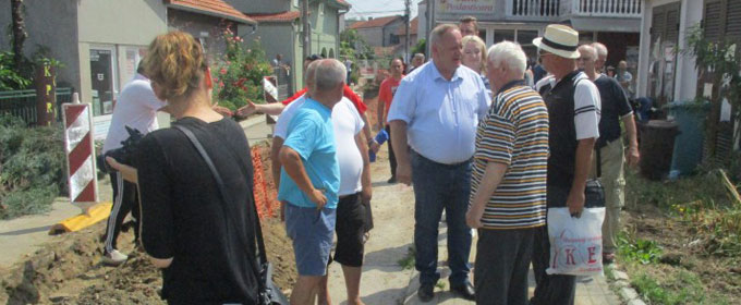 Градоначелник Лесковца са грађанима